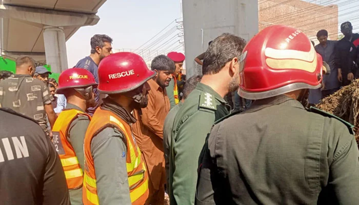 Lahore: 5 people killed as dumper hits several rickshaws and motorcycles on GT Road