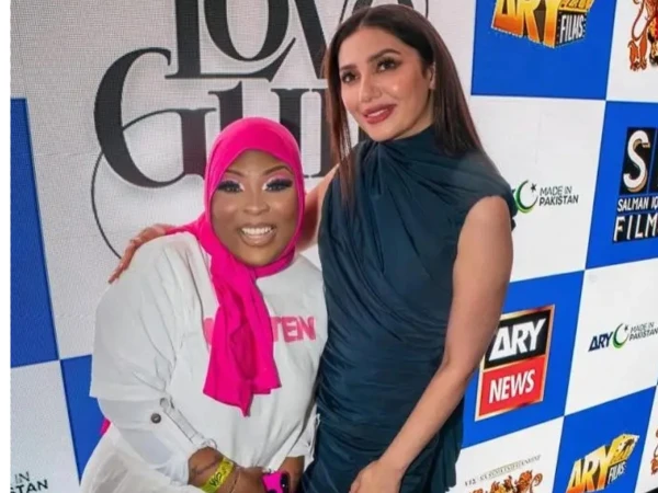 American woman Onija Robinson meeting Mahira Khan