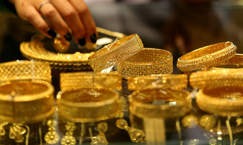 Gold prices in the country fell for the second consecutive day, becoming cheaper by thousands of rupees