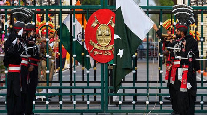 Pakistani diplomatic staff return home from India