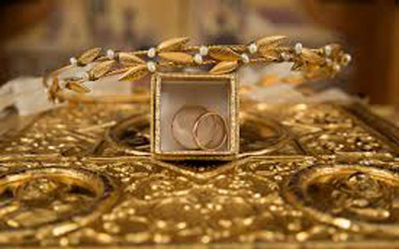 The price of gold per tola has decreased.
