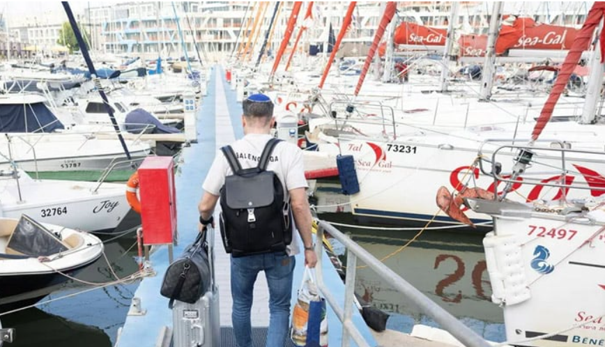 Israelis fearful of war begin fleeing the country by boat