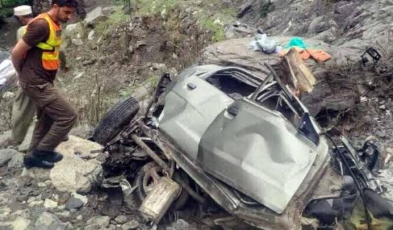 7 people died when a vehicle fell into a ditch