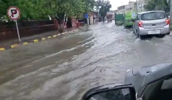 Clouds fell in Lahore early in the morning