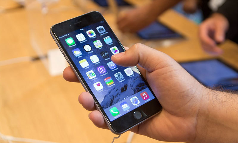 Do men or women use mobile phones more in Pakistan