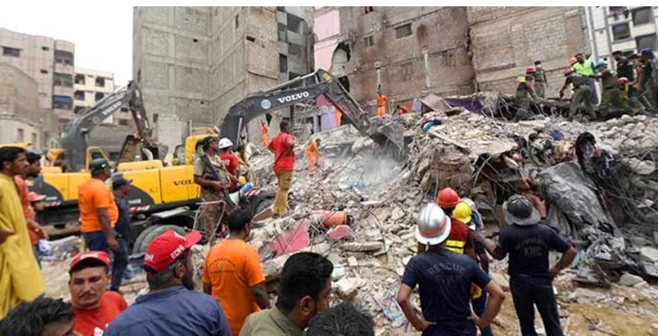 Work to remove debris from collapsed building in Lyari continues rapidly