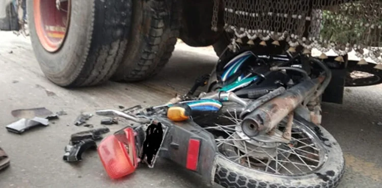 Speeding dumper crushes motorcyclist at Malir Court