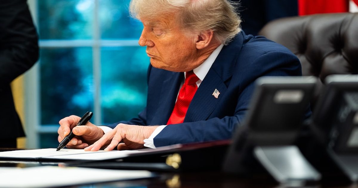Trump signs executive order lifting sanctions on Syria