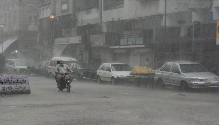 start raining in Karachi