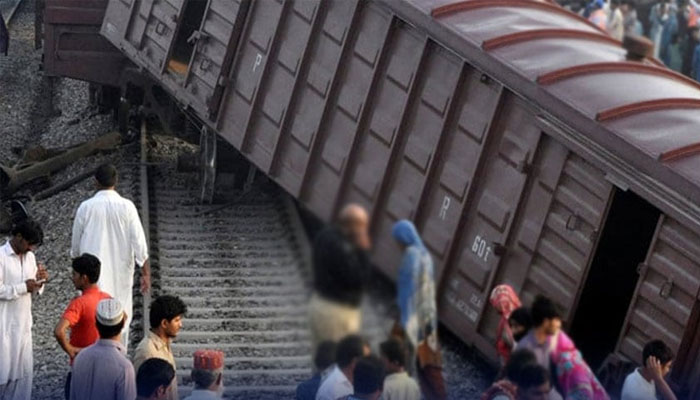 train derailed from the track