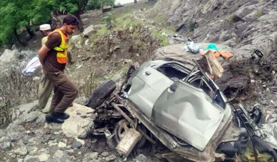 5 people including women and children died when a vehicle fell into a ditch