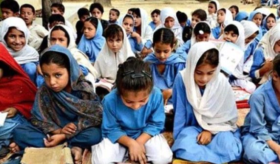 Ban on presenting bouquets and gifts to officers in schools