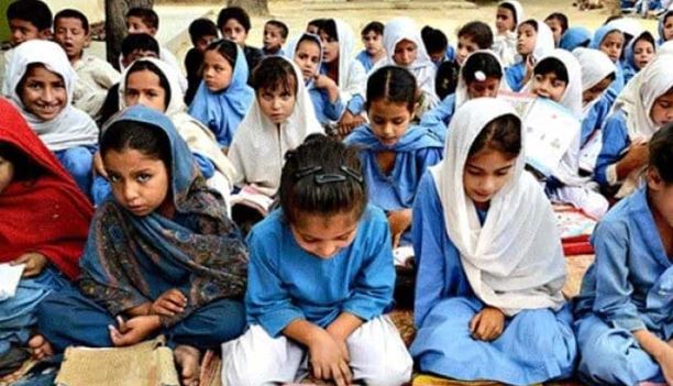 Ban on presenting bouquets and gifts to officers in schools