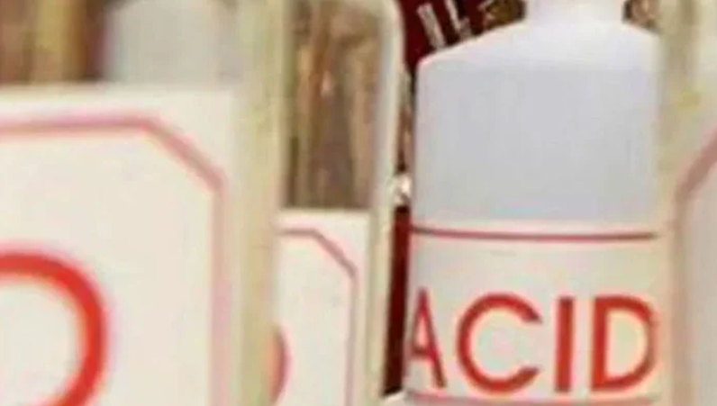 Ex-husband throws acid on woman, flees in Nowshera Feroze