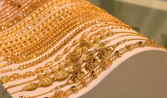 Gold prices fall after 3 consecutive days of increase