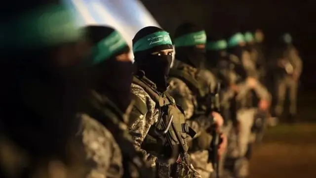 Hamas pay salaries to government employees in Gaza