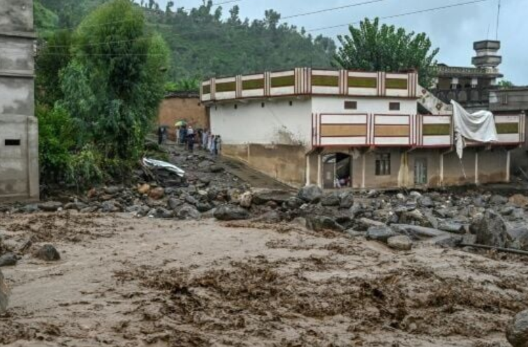 Heavy rain begins in Swabi, cloudburst causes destruction, 25 people swept away in the flood, rescue teams face difficulties