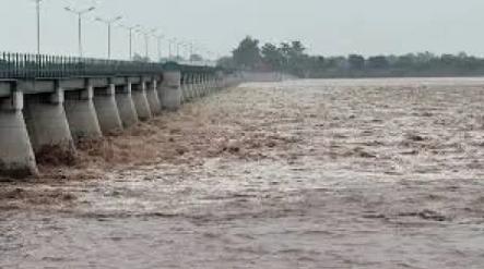 High level of flooding at Khanki in Chenab River