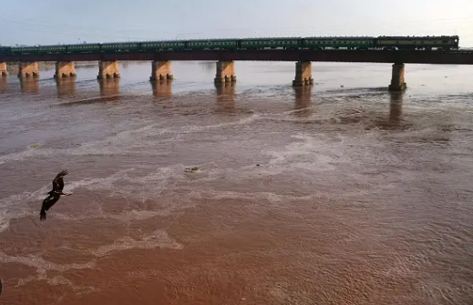 India releases 2 lakh cusecs of rail in Ravi