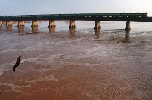 India releases 2 lakh cusecs of rail in Ravi
