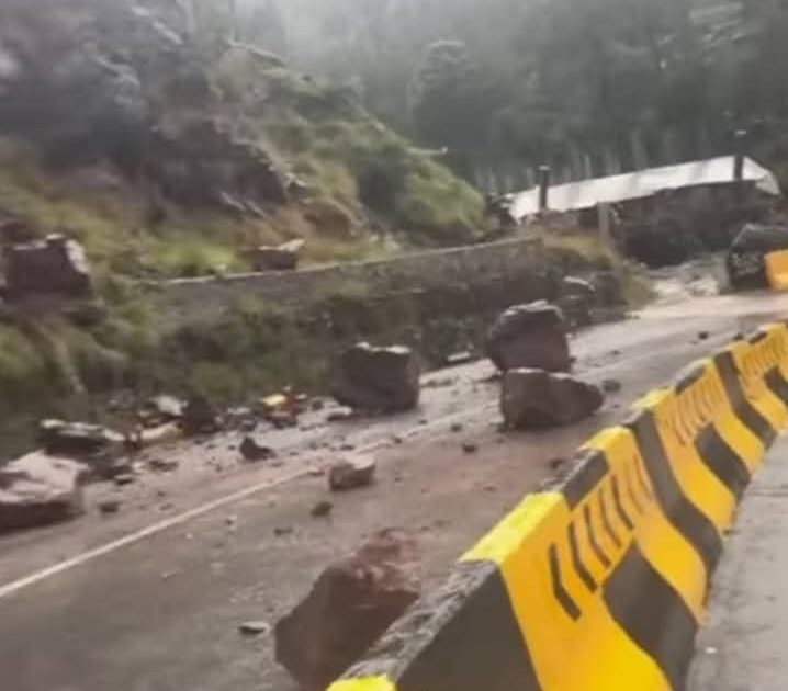Landslide on Murree-Islamabad Expressway