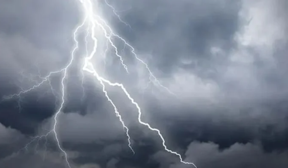 Meteorologists warn citizens not to leave their homes during thunderstorms