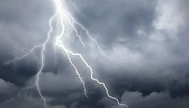 Meteorologists warn citizens not to leave their homes during thunderstorms