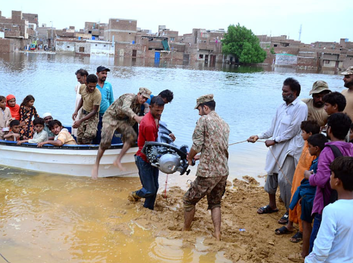 Pakistan Army continues to rescue flood victims through boats in Sargodha