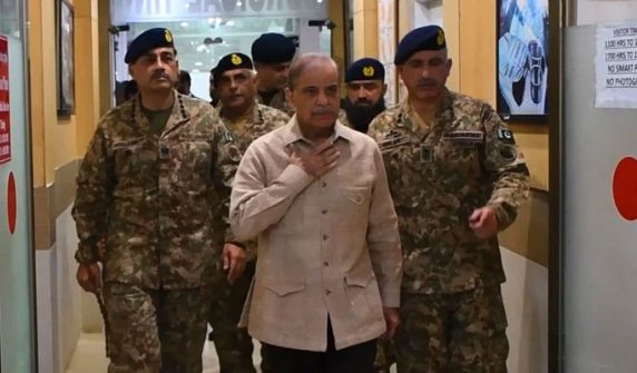 Prime Minister and Field Marshal arrive to visit flood-affected areas