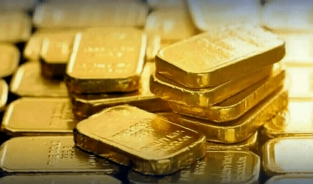 The price of gold per tola in the country has recorded a decrease of Rs 100