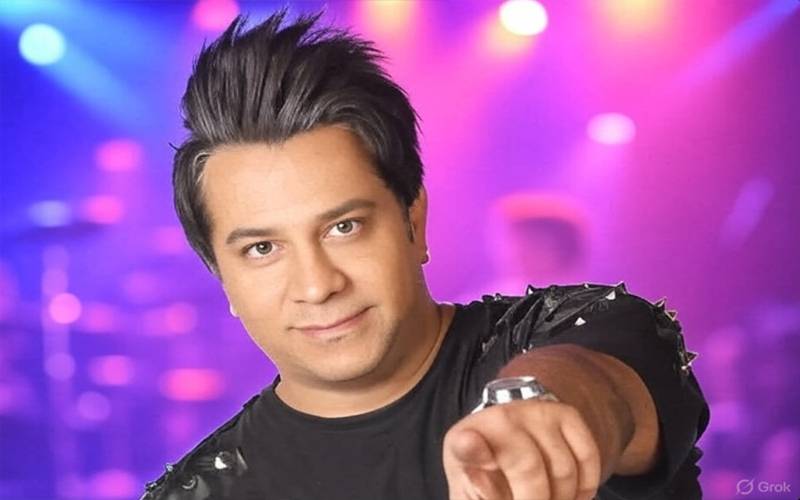 Famous Iranian singer dies of heart attack during concert