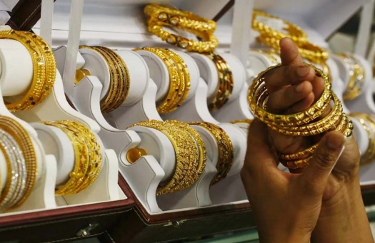 Gold price increases by Rs 6,100 per tola
