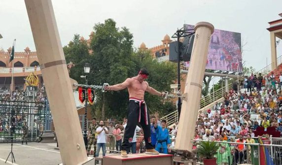 Indian citizen sets world record by holding 260 kg pillars