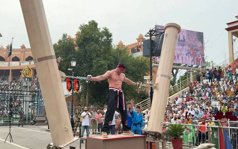 Indian citizen sets world record by holding 260 kg pillars