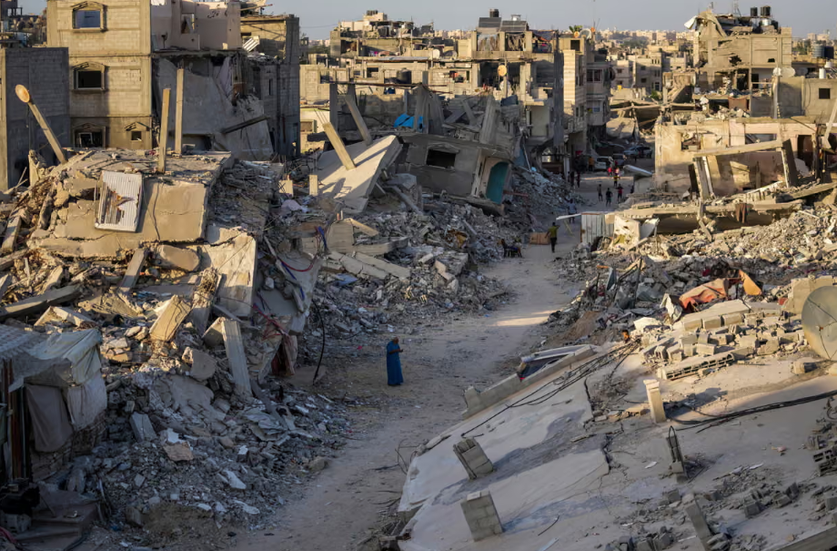 Israel's heavy bombing of Gaza, explosive robots begin destroying buildings