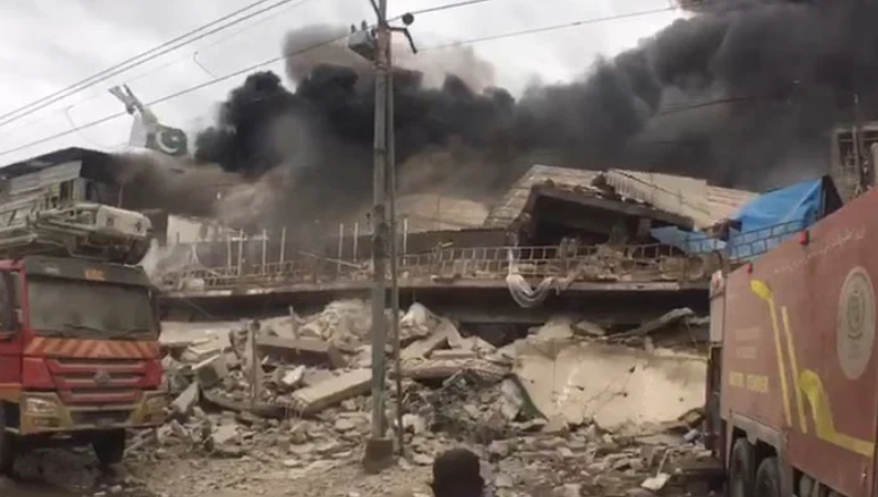 New Karachi: Building collapses due to fire in garment factory, 8 firefighters injured
