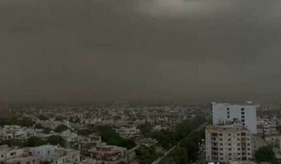 Rain clouds are present in the west of Karachi, Meteorological Department