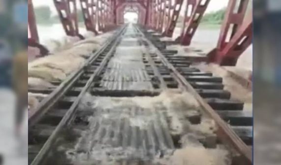 Ravi River reached the railway bridge in Multan