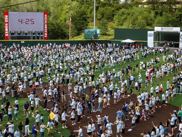 Record of 2358 people playing catch together