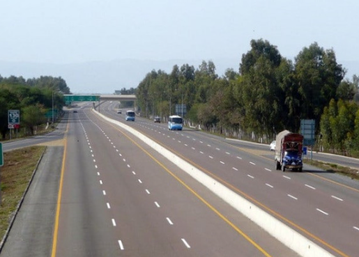 Robbers open fire on motorway in Rahim Yar Khan, 4 passengers injured