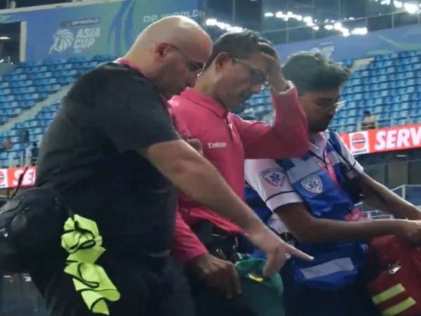 Umpire injured and left the field during Pak-UAE match