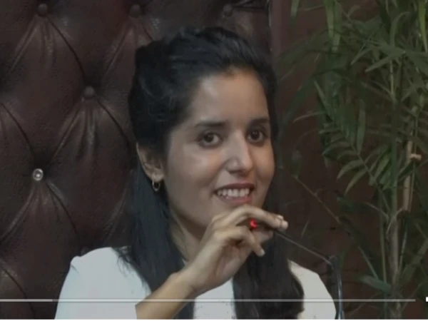 beautiful song expressing her love for the Pakistan Army