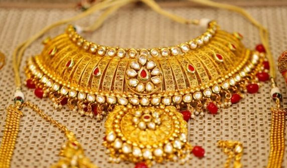 Gold price continues to fall today