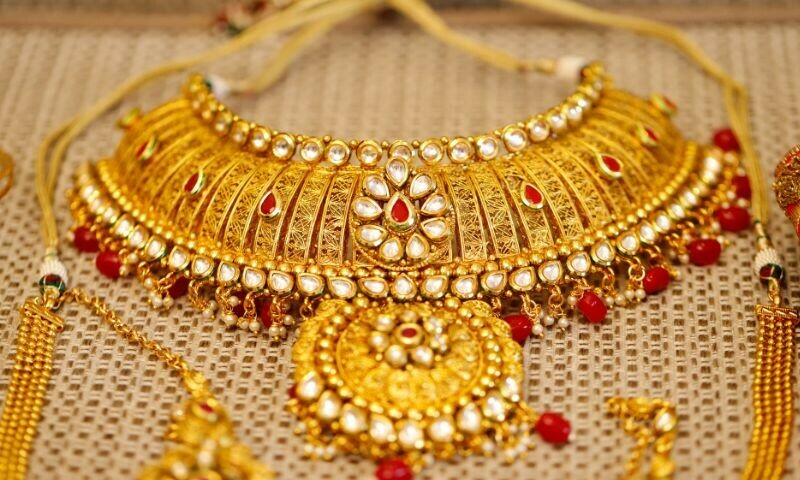 Gold price continues to fall today