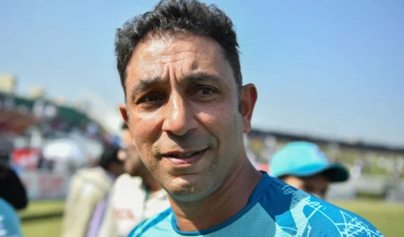 Head coach Azhar Mahmood advises Babar Azam