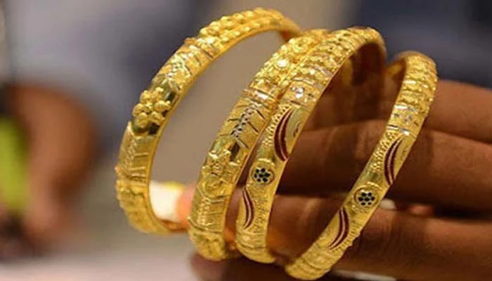 Gold price drops by Rs 3,300 per tola