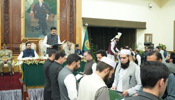 Khyber Pakhtunkhwa's new cabinet takes oath