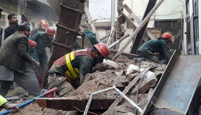 7 injured as roof of house collapses in Faisalabad