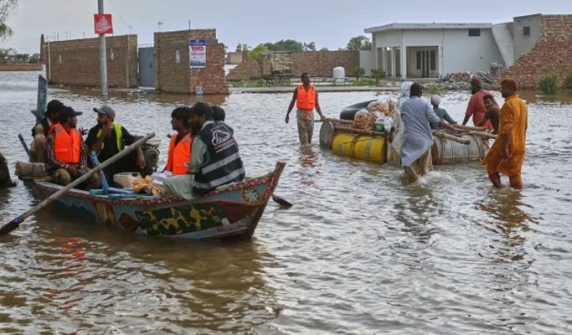 A large area of ​​Jalalpur Pirwala is still under water