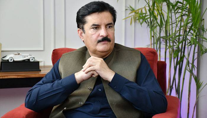 Ali Amin was playing the role of Mir Jafar and Mir Sadiq